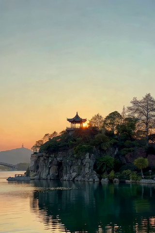 湖畔日落时分的中式亭台景观 湖畔日落时分的中式亭台景观