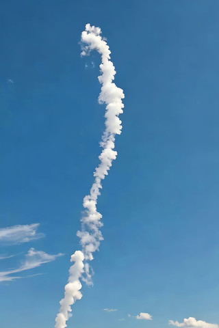 蓝天中白色烟雾轨迹画面 蓝天中白色烟雾轨迹画面