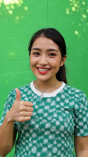 ��Ļǰ����Ĵָ΢Ц��Ů��