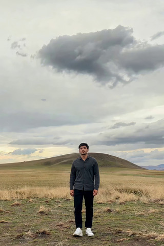 男子草原站立风景画面 男子草原站立风景画面