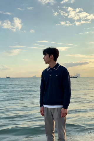 男子海边站立远眺 男子海边站立远眺