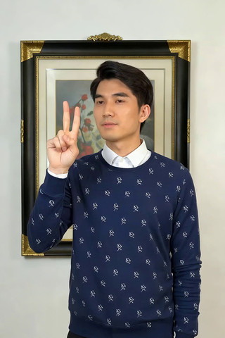 男子室内比出胜利手势 男子室内比出胜利手势