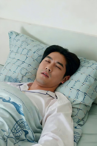男子卧床熟睡画面 男子卧床熟睡画面