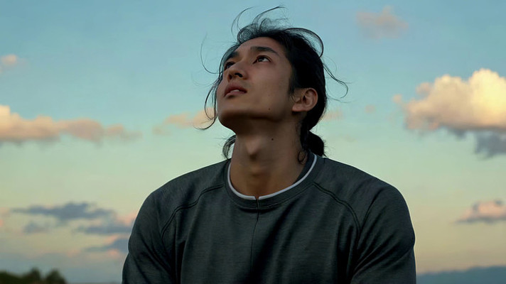 男子仰头望向天空 男子仰头望向天空