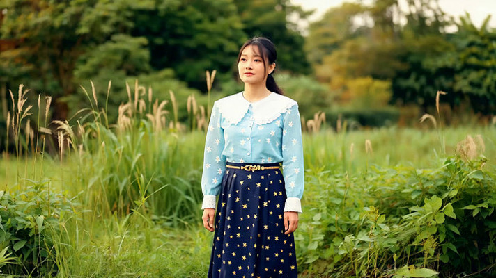 Ů���ڲݵ�վ�����ز�