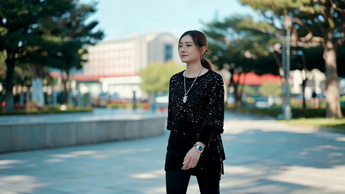 女子户外步行场景 女子户外步行场景