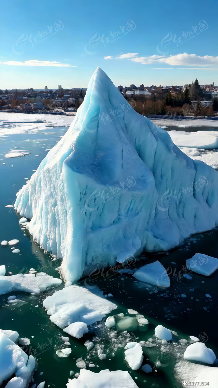 Ư����ˮ���ϵľ޴��ɽ