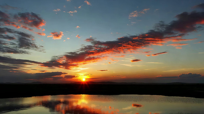 ����ʱ�ֺ�����վ�ɫ