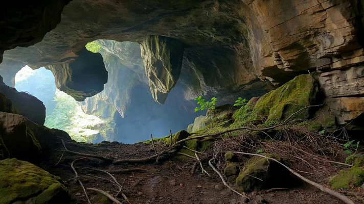 山洞内向外望自然风光 山洞内向外望自然风光