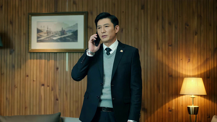 商务男士室内打电话 商务男士室内打电话