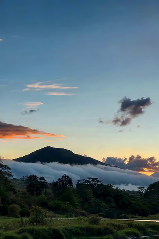 山间湖泊日出自然风光 山间湖泊日出自然风光