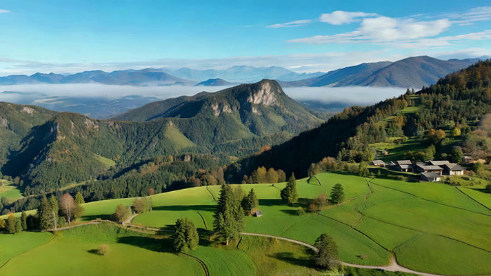 山间绿野与村落全景 山间绿野与村落全景