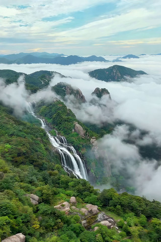山间瀑布云海自然风光 山间瀑布云海自然风光