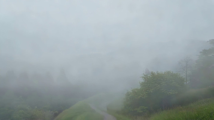 山间雾中蜿蜒小路自然风光 山间雾中蜿蜒小路自然风光