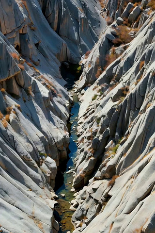 山间峡谷中的溪流景象 山间峡谷中的溪流景象