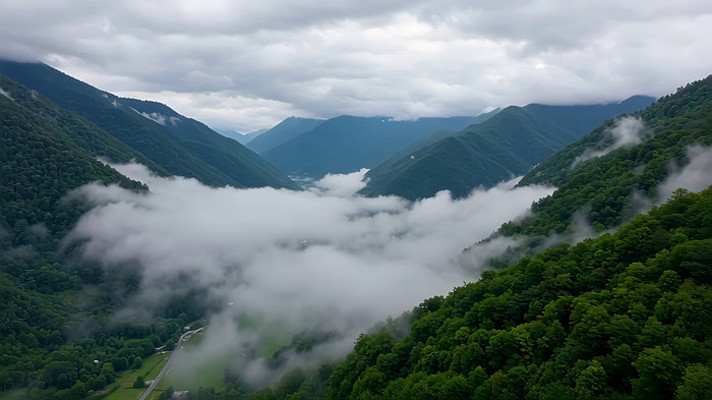 山间云雾缭绕的自然风光 山间云雾缭绕的自然风光