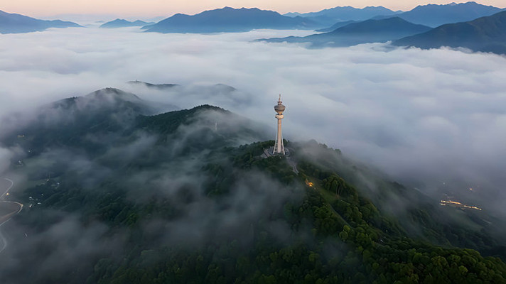 山峦云海间的高塔俯瞰画面 山峦云海间的高塔俯瞰画面