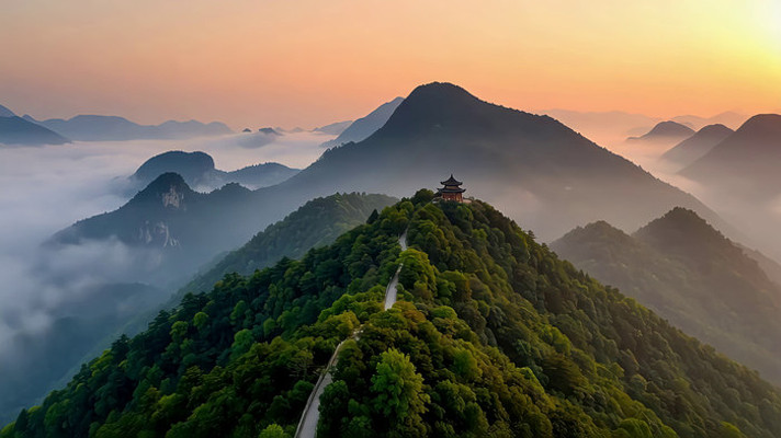 山峦云海间的日出景象 山峦云海间的日出景象