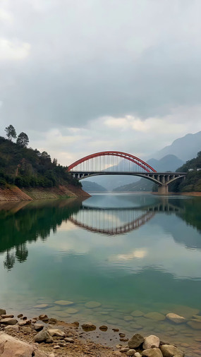 ɽˮ��ĺ�ɫ�������ˮ����