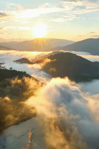 山水间云海日出全景 山水间云海日出全景