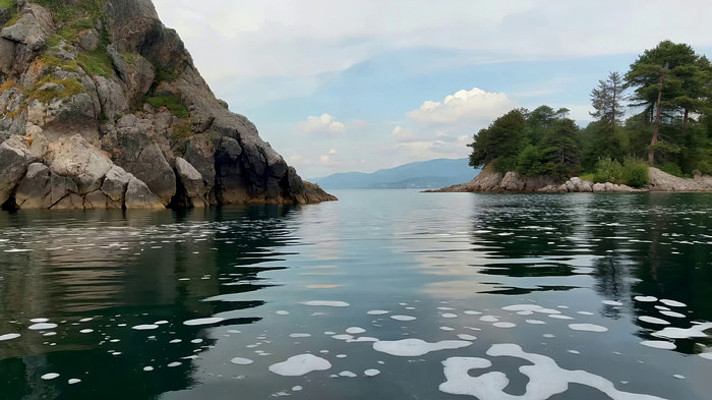 山水相依的自然水域景观 山水相依的自然水域景观