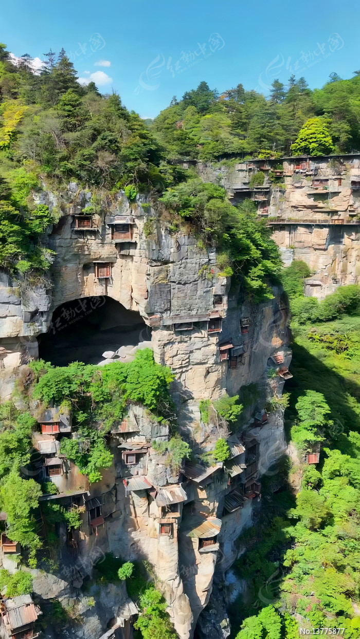 ɽ�¶�Ѩ������Ȼ���