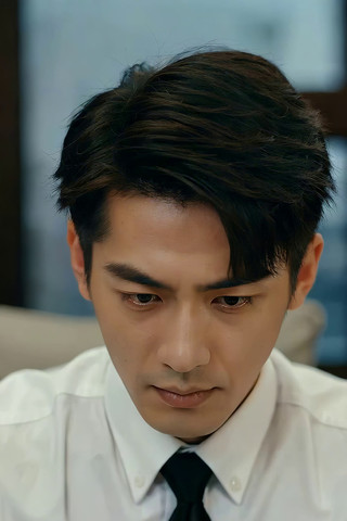 身着正装男士低头特写 身着正装男士低头特写