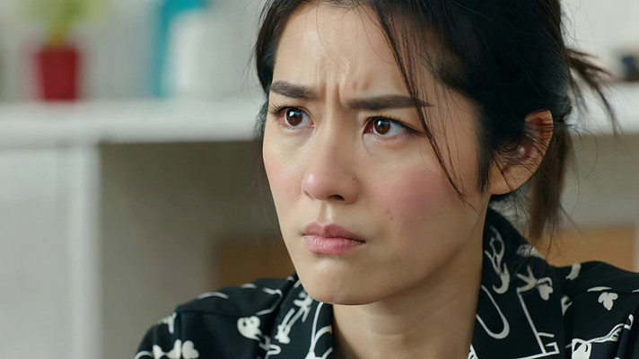 室内女性面部特写 室内女性面部特写