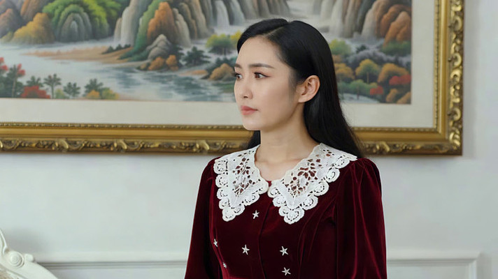 室内女子侧面站立画面 室内女子侧面站立画面