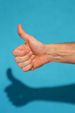 手部特写竖大拇指 手部特写竖大拇指