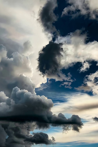 天空中形态各异的云朵 天空中形态各异的云朵