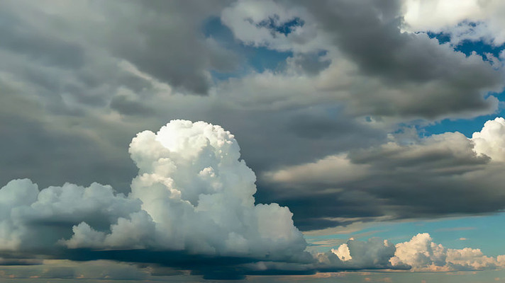 天空中形态各异的云朵 天空中形态各异的云朵