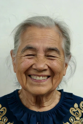 微笑的白发老人特写 微笑的白发老人特写