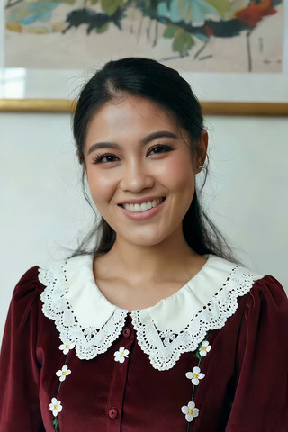 微笑女性半身近景 微笑女性半身近景