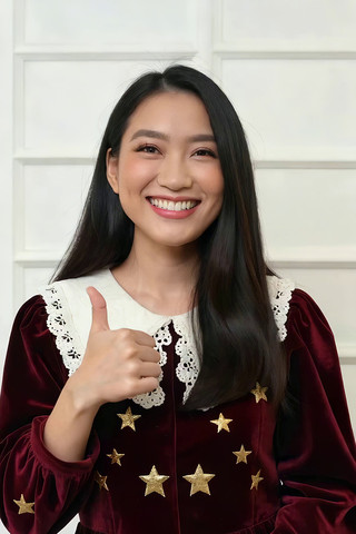 微笑女性竖拇指特写 微笑女性竖拇指特写