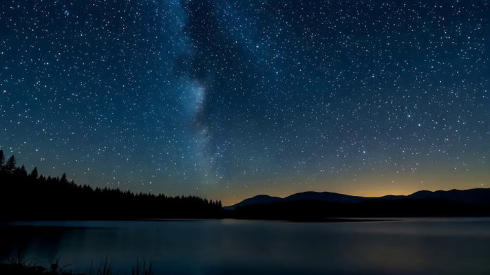 星空下的湖泊与山林夜景 星空下的湖泊与山林夜景