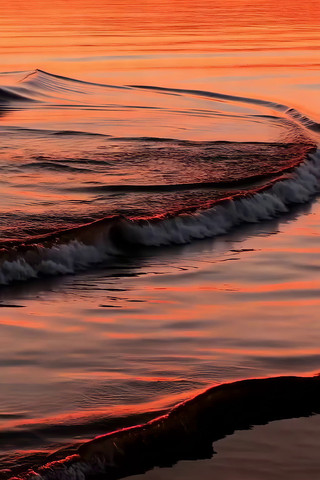 夕阳下海浪拍打海面景象 夕阳下海浪拍打海面景象