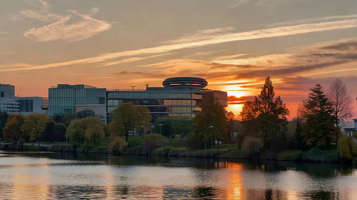 夕阳下湖边城市建筑景观 夕阳下湖边城市建筑景观