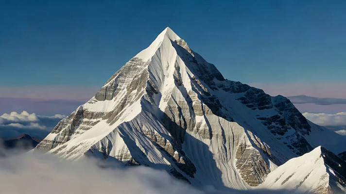 雪山巍峨全景 雪山巍峨全景
