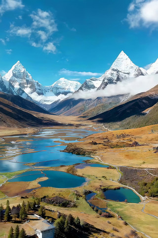雪山下的湖泊与草原风景 雪山下的湖泊与草原风景
