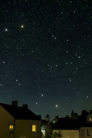 夜晚居民区上空的璀璨星空 夜晚居民区上空的璀璨星空
