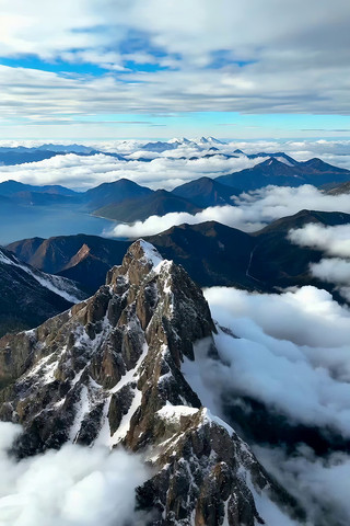 �ƺ����Ƶĸ�ɽ����