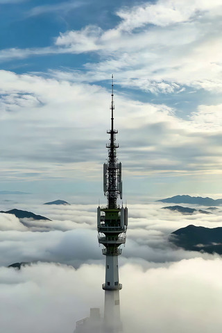 云海中的通信铁塔全景 云海中的通信铁塔全景