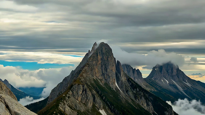 云雾缭绕的山脉自然风光 云雾缭绕的山脉自然风光