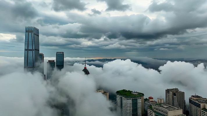 云雾中的城市高楼景观 云雾中的城市高楼景观