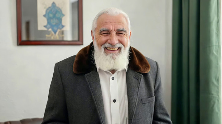 白发老人室内微笑素材 白发老人室内微笑素材