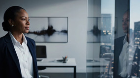 �칫����Ů���˴���վ��