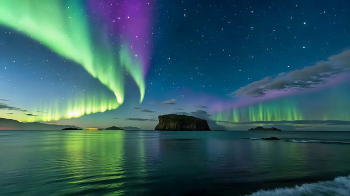 北极夜空极光海面景观 北极夜空极光海面景观