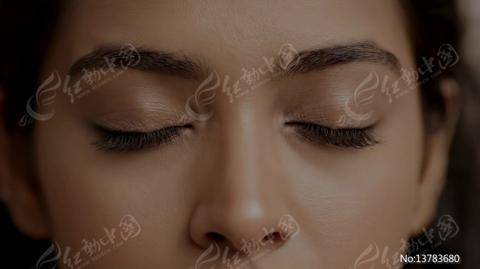 ����Ů���۲���д