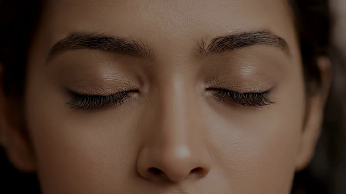 闭眼女性眼部特写 闭眼女性眼部特写